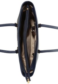 Borsa a spalla blu navy con doppie maniglie, scomparti con zip, esterno testurizzato e interno beige con un motivo impresso.