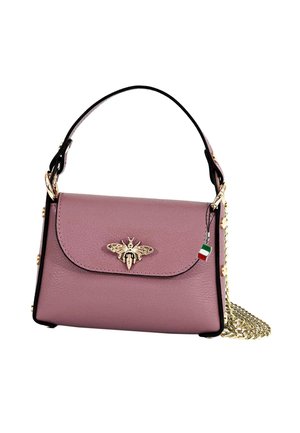 Sac à main en cuir rose avec un emblème en or en forme d'abeille, une chaîne en bandoulière et des détails noirs. Présente une forme structurée et des accessoires décoratifs en or.