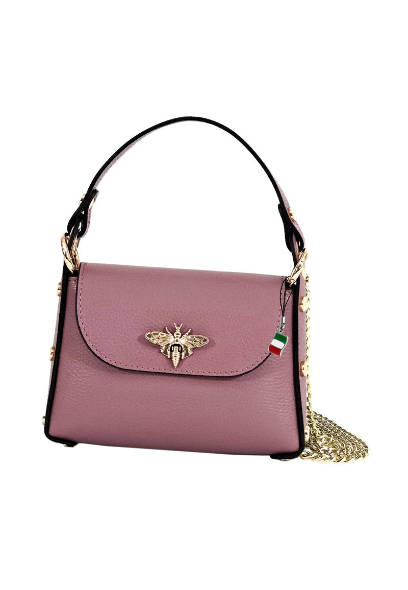 Roze leren handtas met een gouden bij-embleem, kettingriem en zwarte accenten. Heeft een gestructureerde vorm en decoratieve gouden hardware.