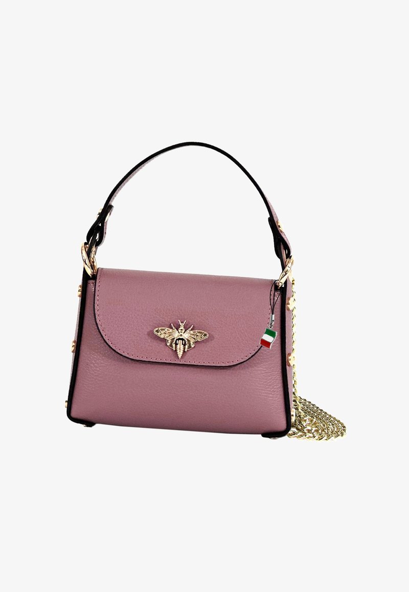 Roze leren handtas met een gouden bij-embleem, kettingriem en zwarte accenten. Heeft een gestructureerde vorm en decoratieve gouden hardware.