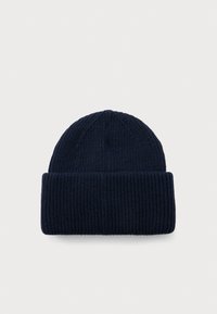 Cappello berretto a coste ribate di colore blu scuro con un ampio risvolto contro uno sfondo bianco semplice.
