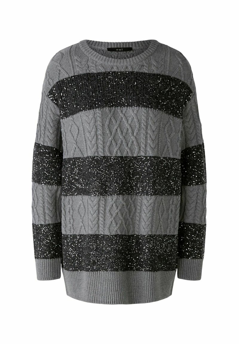 Pull en tricot gris avec des rayures horizontales en sequins noirs, motifs en cable texturé et encolure ronde. Coupe régulière, manches longues.