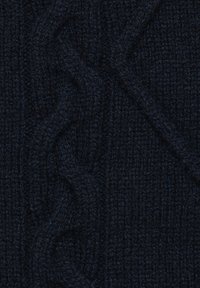 Dunkelblaues Strickgewebe mit einem strukturierten Muster und hervorgehobenen Kabelstichen, die diagonal verlaufen. Weiche und dichte Textur.