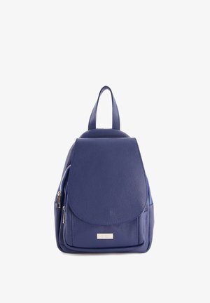Sac à dos en cuir bleu avec une finition texturée, fermeture à rabat, poche zippée à l'avant et une poignée supérieure pour le transport.