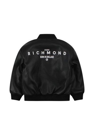 Giubbotto bomber in pelle nera con colletto a costine, maniche lunghe e polsini elasticizzati. Presenta la scritta "JOHN RICHMOND" e "BORN IN ENGLAND" stampate in bianco.