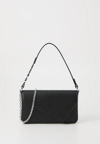 Sac à main en cuir noir avec un design géométrique, doté d'une chaîne argentée élégante, d'une texture lisse et d'un fermoir à rabat angulaire.