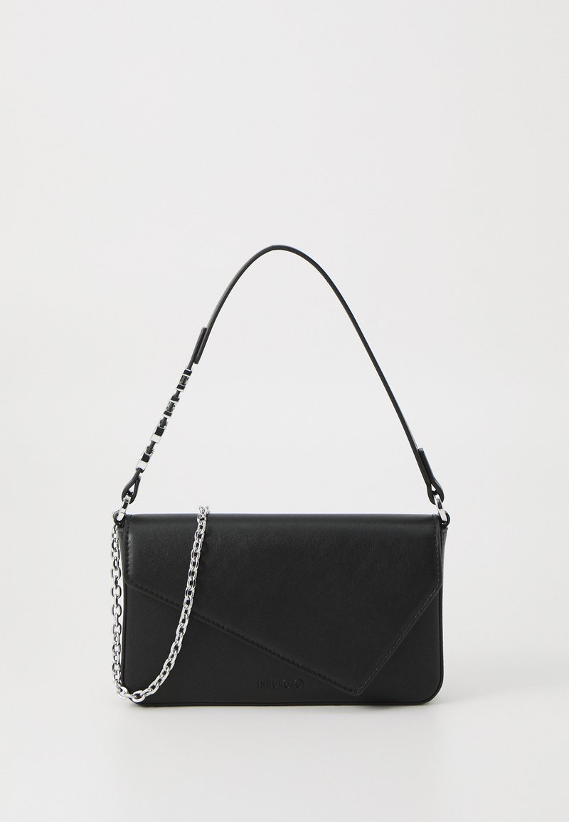 Sac à main en cuir noir avec un design géométrique, doté d'une chaîne argentée élégante, d'une texture lisse et d'un fermoir à rabat angulaire.