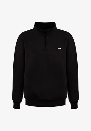 Zwarte lange mouwen pullover met kwartrits en klein wit logo op de linkerborst, geribbelde manchetten en zoom.