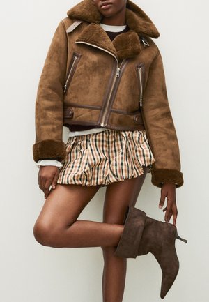 Bershka SLOUCHY WITH BUCKLE - HEELED ANKLE BOOTS - Boots à talons - brown