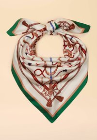 Siidist sall, millel on koorevalge taust ja hobusteemaline muster pruunides, punastes ja sinistes toonides, rohelise ja beeži aktsentidega ääristatud, sõlmes seotud.