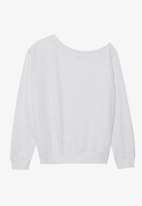 Sudadera blanca de manga larga con un escote amplio, puños ceñidos y una cinturilla fruncida. Textura de tela suave; diseño minimalista.