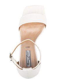 Sandalina bianca con tacco alto, punta quadrata, fascia larga sulla parte anteriore, fibbia regolabile alla caviglia e soletta beige texturizzata.