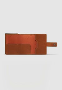 Cartera de cuero marrón con interior de color naranja brillante. Cuenta con ranuras para tarjetas y cierre de presión. Textura suave con detalles de costura.