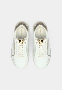 Λευκά αθλητικά παπούτσια με χρυσές λεπτομέρειες, περιθώριο με λεοπάρ μοτίβο, υφασμένα κορδόνια και λογότυπο στο πλάι. Μέγεθος 37.