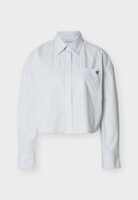 Κομμένο πουκάμισο με κουμπιά σε ανοιχτό μπλε χρώμα με κάθετες λευκές ρίγες, με θήκη στο στήθος και μικρό λογότυπο στην αριστερή πλευρά.