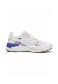 Białe sneakersy z cholewką z siateczki i skóry, różowymi i niebieskimi akcentami, solidną gumową podeszwą oraz wyprofilowaną konstrukcją dla komfortu.