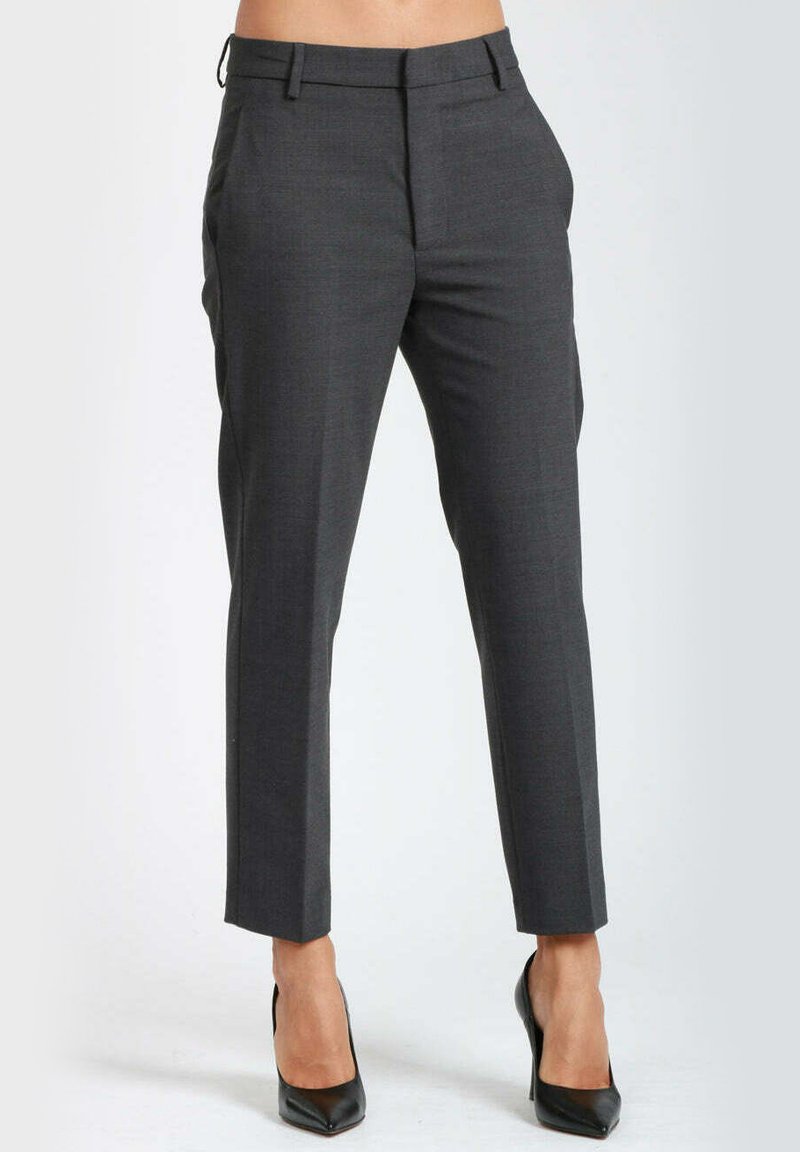 Pantaloni grigi su misura con una vestibilità slim, caratterizzati da una trama di tessuto liscia, passanti per cintura, tasche laterali e una lunghezza cropped. Tacchi alti neri.