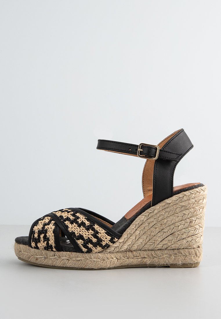 Kanna Sandalen met sleehak zwart