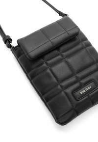 Borsa a tracolla in pelle trapuntata nera, con chiusura a pattina, tracolla regolabile e una toppa con logo sul davanti. Texture liscia.