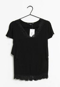 Haut noir à manches courtes avec un décolleté en V, bordé de dentelle autour du col et de l'ourlet, offrant une coupe ample et un tissu doux. Étiquette attachée.