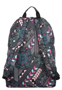 Rugzak met meerkleurige geometrische en bloemenpatronen in roze, blauw en groen op een zwarte achtergrond, met gevoerde schouderbanden en een draaghandvat.
