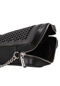 Borsa nera con pannello intrecciato, pelle liscia, dettagli in argento e chiusura con zip e tracolla a catena. Interno spazioso.