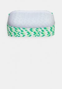 Top bandeau verde e branco com padrão, apresentando um design de folhas. Textura suave, banda elástica e um forro branco simples. Sem detalhes em metal.