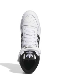 Hvide høj-top sneakers lavet af læder, med sorte striber, perforeret tå, polstret krave og justerbar rem med logo på tungen.