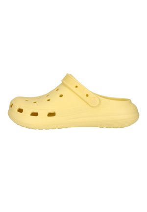 Hellgelber Clog zum Hineinschlüpfen mit Belüftungslöchern und verstellbarem Fersenriemen, entworfen für den Freizeitgebrauch.