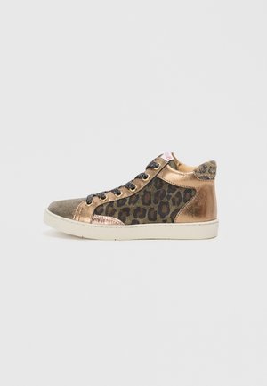 Hoge sneakers met een luipaardprint aan de zijkant, bronzen metallic accenten, een grijze suède neus en gestructureerde hardware met zwarte en beige veters.
