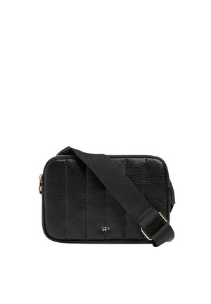 Czarna teksturowana prostokątna torba na ramię z szerokim regulowanym paskiem i małym złotym logo na środku z przodu.