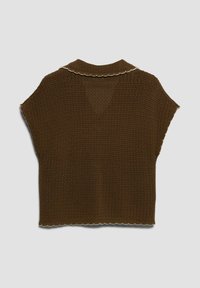 Top marrón de ganchillo de manga corta con bordes blancos en forma de ondas en el cuello, las mangas y el bajo, presentado plano sobre un fondo gris claro.