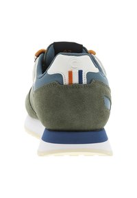 Baskets pour hommes avec un dessus en daim vert et en textile bleu, contrefort blanc, boucles orange et semelle extérieure bleue. Détail accentué avec des rayures notables.