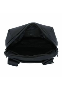 Borsa in pelle nera con chiusura zip superiore, caratterizzata da una morbida fodera interna e una forma strutturata. Accentuata da cinturini regolabili.