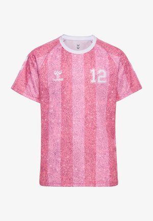 Różowa i jasnoróżowa sportowa koszulka w błyszczące paski z białym kołnierzem, białym numerem 12 na piersi oraz logo Hummel po lewej stronie.