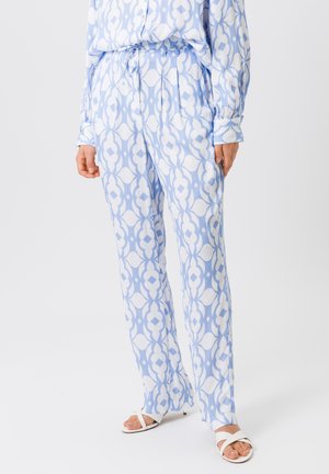 Pantalons bleu clair avec un motif abstrait blanc, taille élastique et coupe décontractée. Tissu lisse avec un léger éclat.