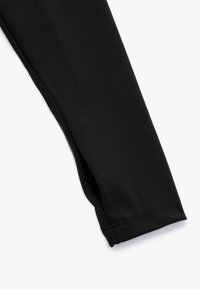 Schwarzes Langarmoberteil aus glattem, dehnbarem Material mit tailliertem Schnitt und runder Ausschnittform. Verfügt über gestickte Nähte und einen abgerundeten Saum.