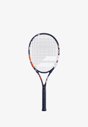Tenniss racket met een donkerblauwe frame, oranje en witte accenten, een bespannen kop en een gestructureerde zwarte rubberen grip. Klassieke ovale vorm.