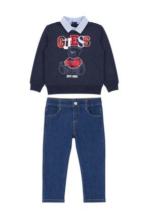 Camicia blu navy a maniche lunghe con colletto azzurro chiaro e grafica di orsetto, abbinata a jeans blu per bambini.