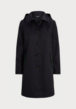 Impermeable azul marino con capucha, que cuenta con cierre de botón, dos bolsillos laterales con ribete verde y mangas largas. Tela lisa y resistente al agua.