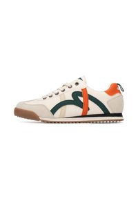 Zapatillas beige con acentos en verde y naranja, parte superior de material sintético liso, suela de goma con bordes dentados y diseño de cordones.