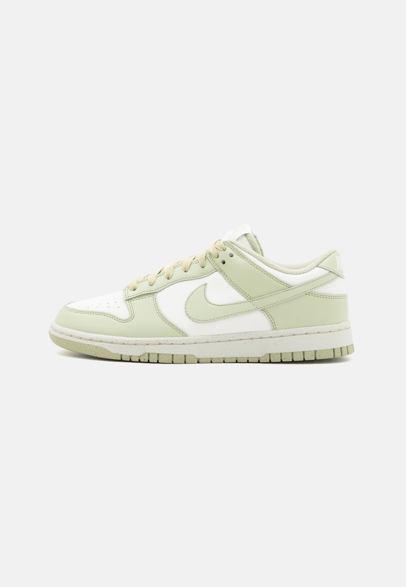 Lichtgroene en witte Nike Dunk sneakers met een leren bovenkant, ronde neus, geperforeerde details en een gestructureerde rubberen zool.
