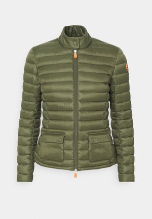 Grøn quiltet jakke med høj krave, lynlås foran med orange trækflapper, to knaplommer og logo på venstre ærme.