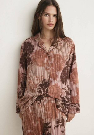Conjunto de pijama de seda a rayas marrón y rosa que incluye una camisa de botones con patrones florales y pantalones a juego con una cinturilla elástica.