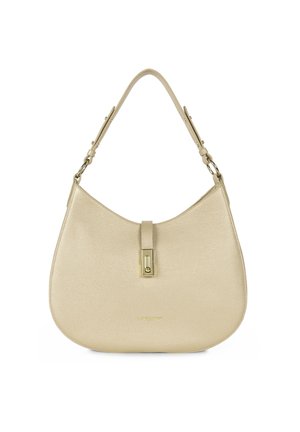 Sac à épaule en cuir beige avec une forme incurvée, finition texturée, quincaillerie dorée et un fermoir central. Design simple et fonctionnel.