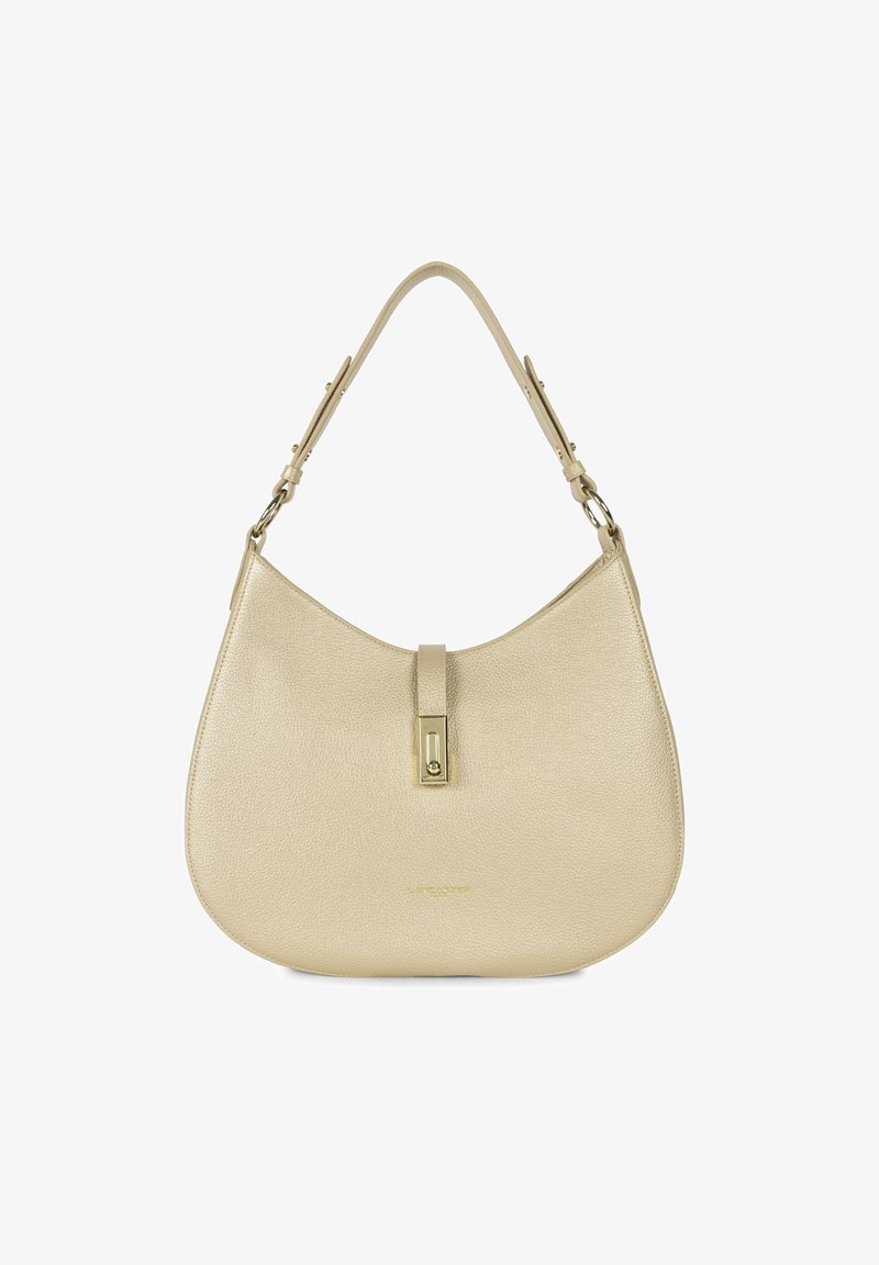 Sac à épaule en cuir beige avec une forme incurvée, finition texturée, quincaillerie dorée et un fermoir central. Design simple et fonctionnel.