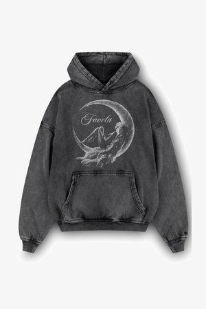 Črna denim kapuca s sprednjim žepom, rebrastimi manšetami in velikim grafičnim motivom figure z dolgimi lasmi, ki leži na polmesecu, z napisom "Favela."