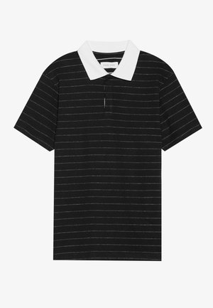 Polo shirt noir à manches courtes avec un col blanc et de fines rayures horizontales grises. Fabriqué dans un tissu texturé.