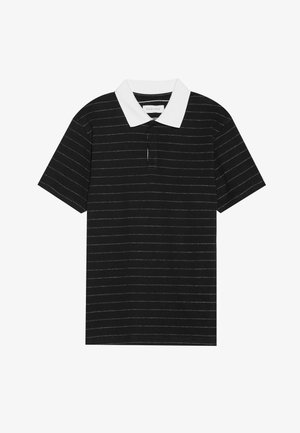 Fekete, rövid ujjú pólóing, fehér gallérral és vékony, vízszintes szürke csíkokkal. Texturált anyagból készült.