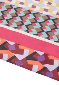 Multifarvet stof med geometriske mønstre i blå, brun, pink og orange med en glat tekstur og tydelige vandrette striber.